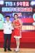 TVB愛心基金董事袁志偉頒發TVB明星隊女MVP得主劉穎鏇