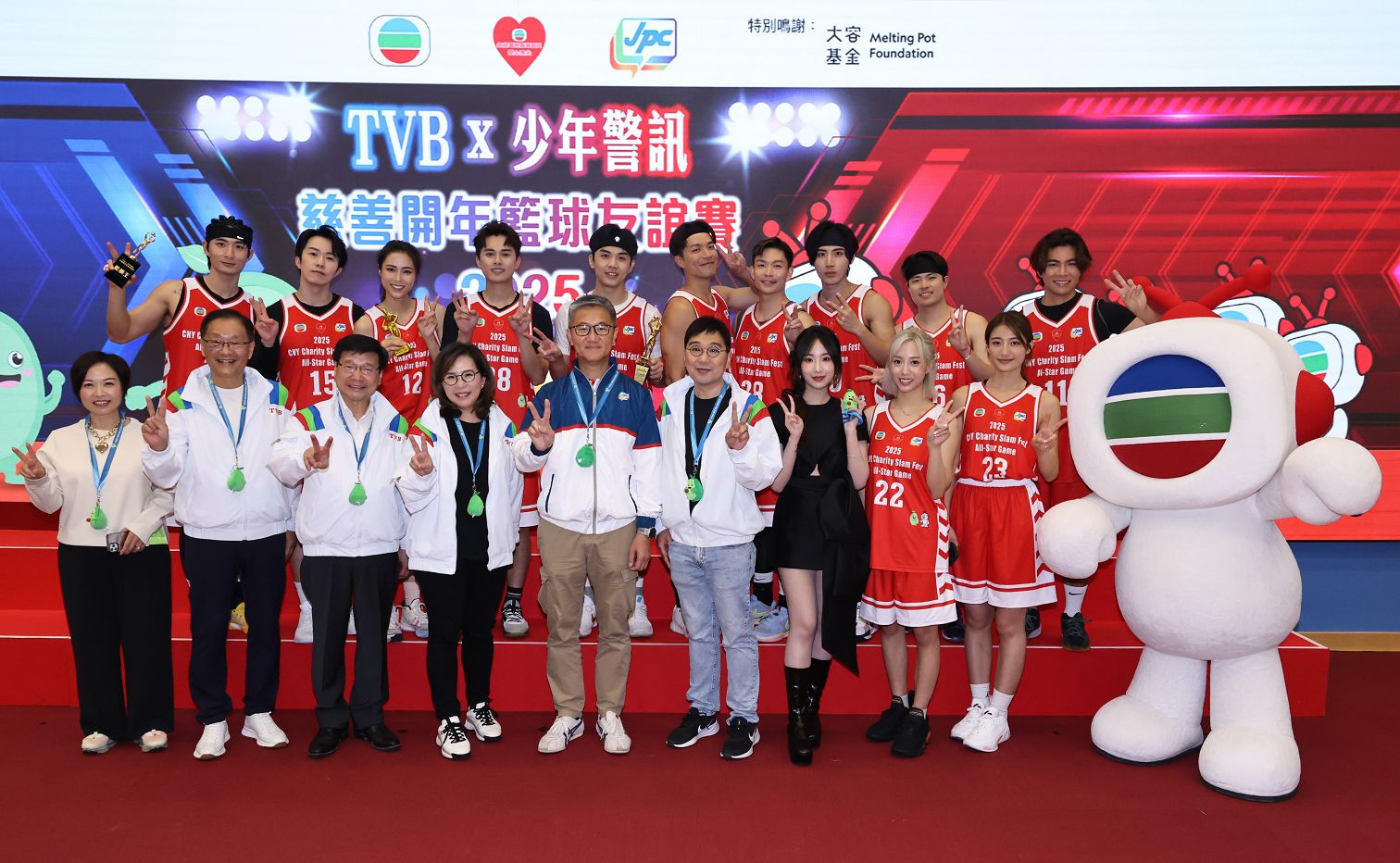警務處處長蕭澤頤與TVB愛心基金及TVB明星隊合照 警務處處長蕭澤頤與TVB愛心基金及TVB明星隊合照