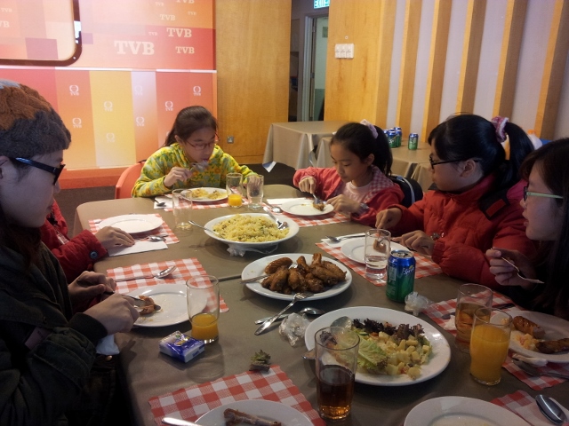 丰富午餐乐开怀,小朋友餐桌礼仪十足 丰富午餐乐开怀,小朋友餐桌礼仪十足
