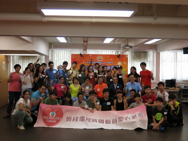 義工同事與宿舍的青少年大合照 義工同事與宿舍的青少年大合照