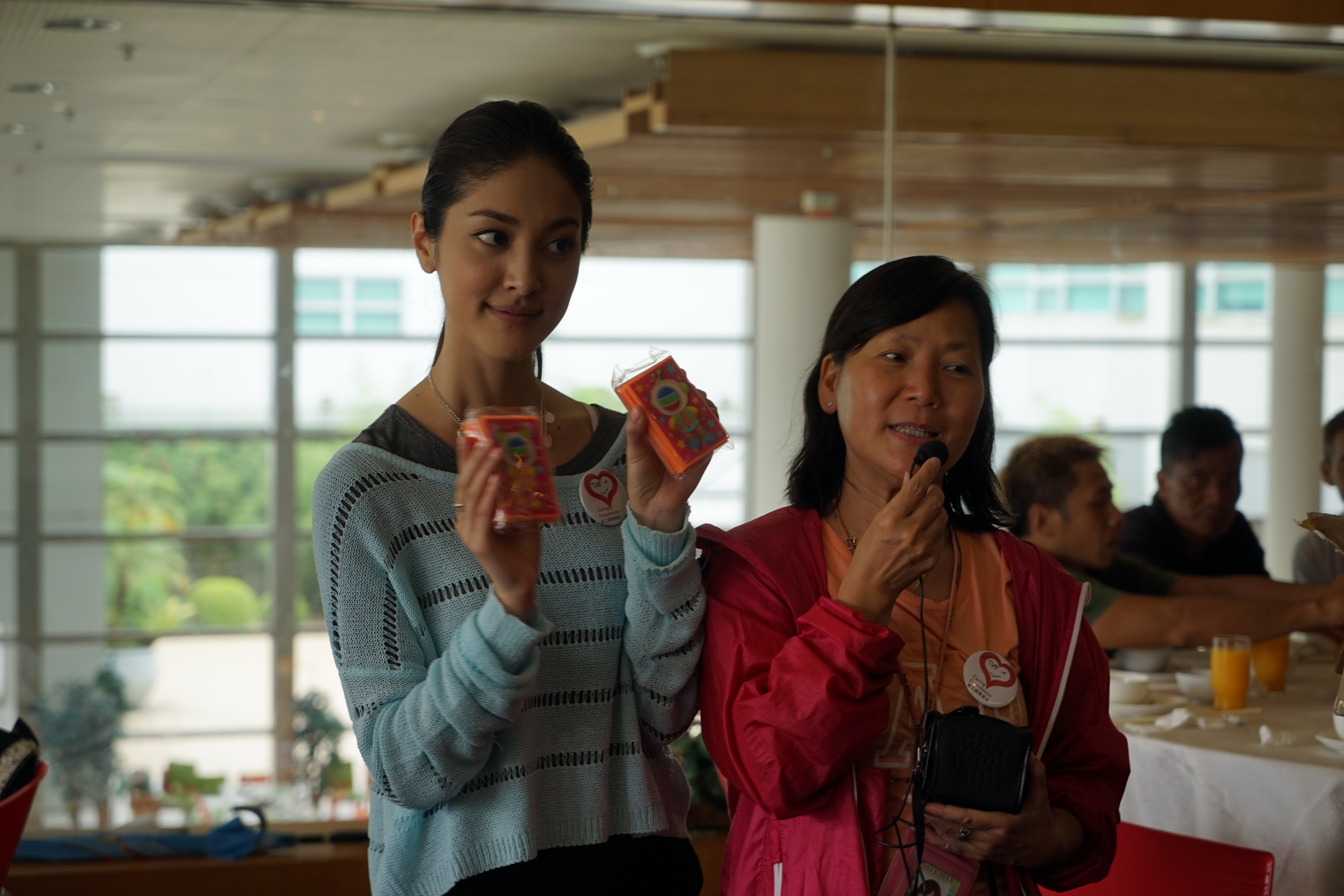 陳凱琳協助派送TVBuddy利是封 陳凱琳協助派送TVBuddy利是封