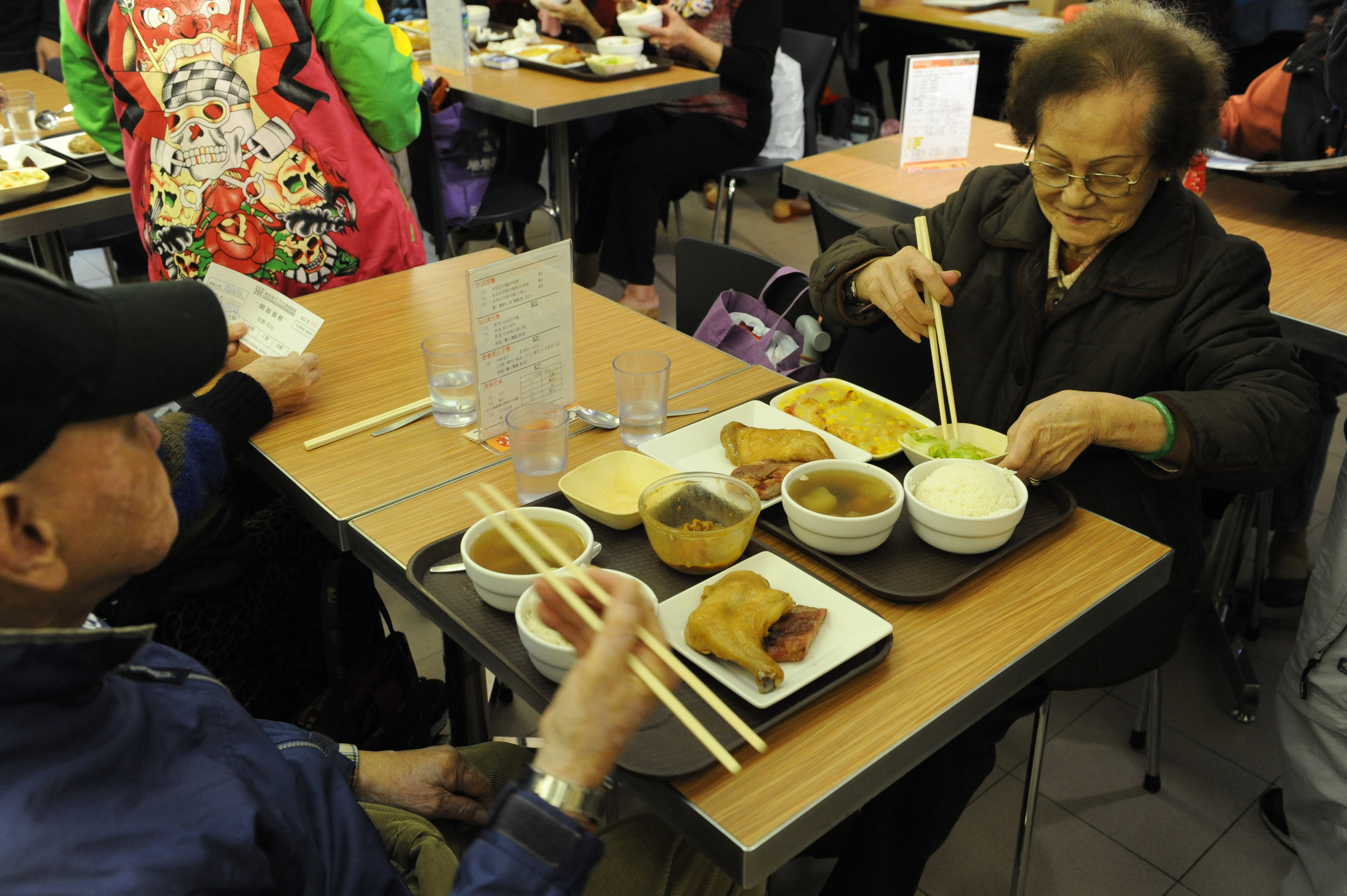 冬至送暖,社區飯堂的長者享受豐富的「加餸」晚餐 冬至送暖,社區飯堂的長者享受豐富的「加餸」晚餐